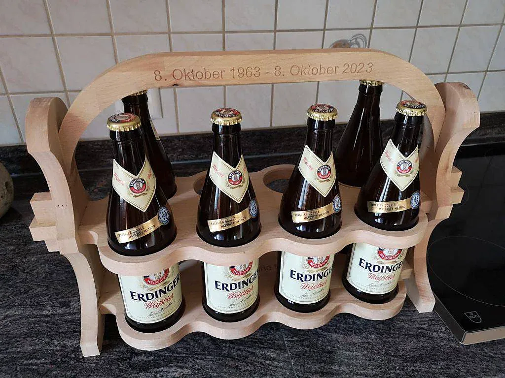 Flaschenträger aus Buche für sechs Flaschen mit eingravierter Jubiläumszahl