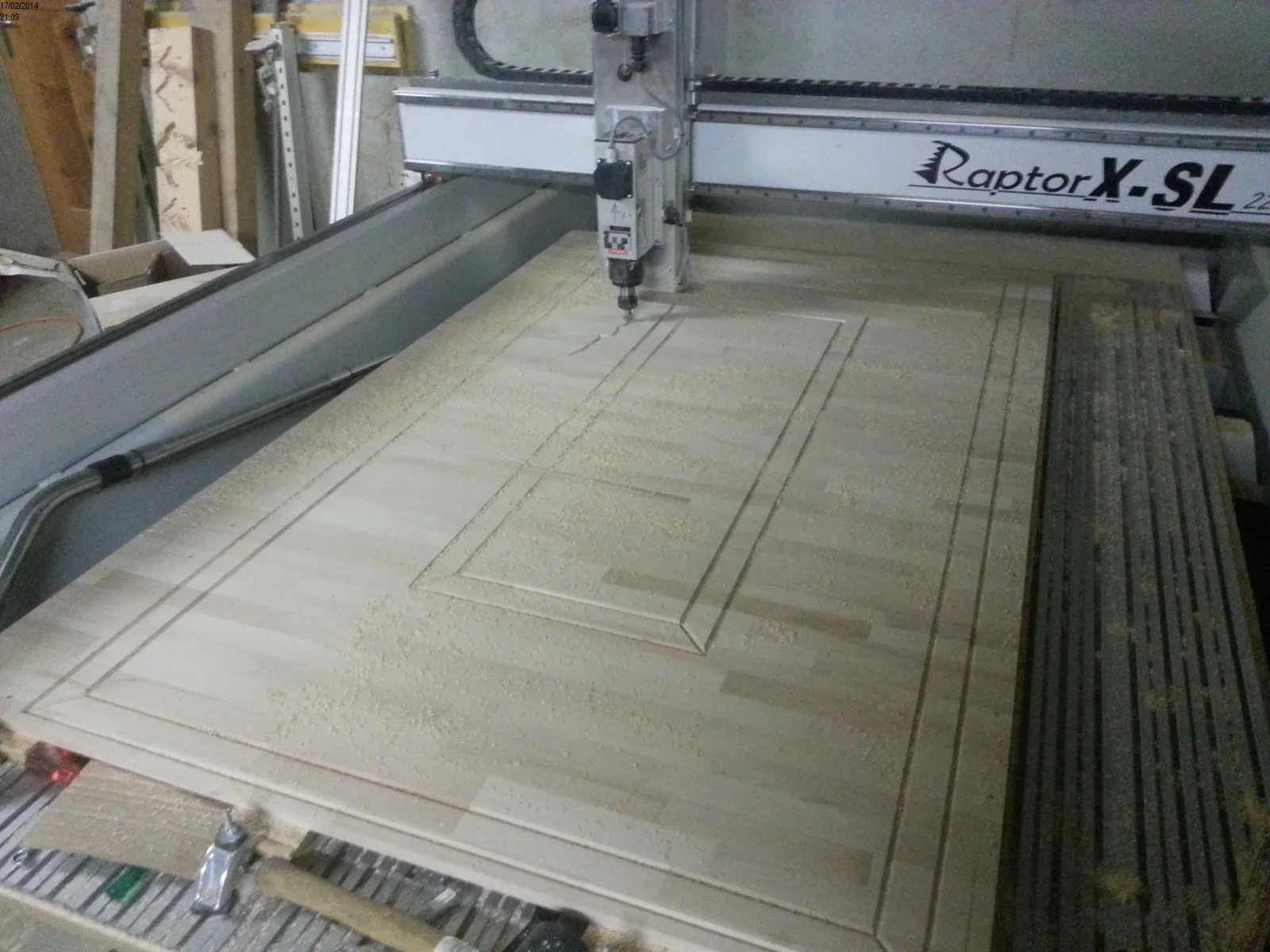 CNC-Portalfräse Raptor X-SL im Atelier beim Fräsen einer grossen Holzplatte